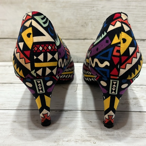 Fabric multi-colored wild print pump - Picture 4 of 8